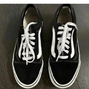 Vans - Vans, sparsamt använda men lite avskavda längst bak därav priset  (se bild). Storlek 38.