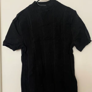 Stickad t-shirt - En t-shirt med hög hals och stickad framsida. Från Topman i storlek S.