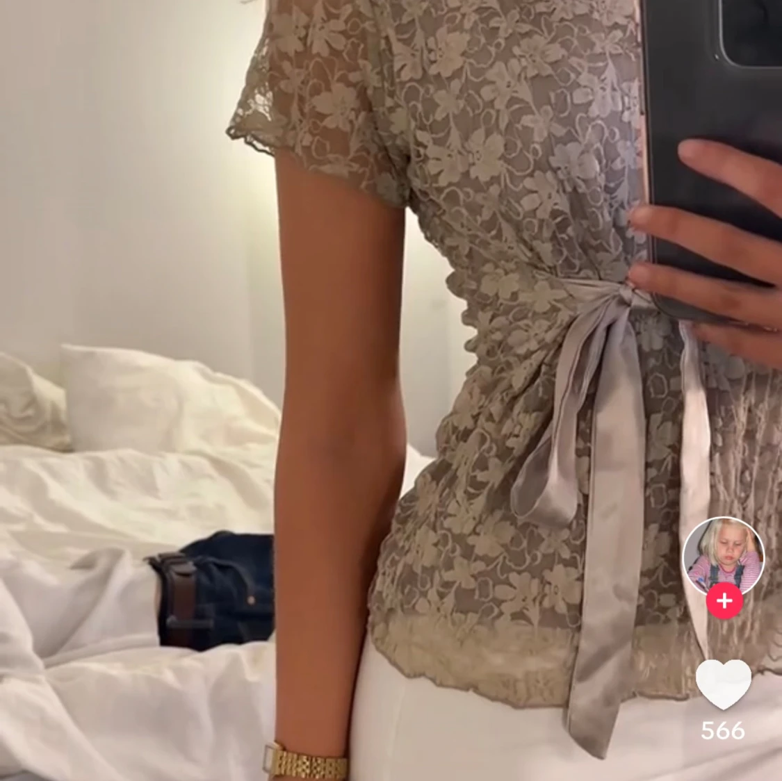 Beigeblus med rosett - 91