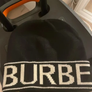 Burberry Beanie - Detta är en re🅿️ lic🅰️ Aldrig använd, väldigt skön mössa med mjukt material