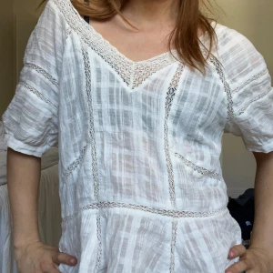 Sommrig vit topp/blus  - Står ingen storlek men skulle säga att den passar S/M ❤️
