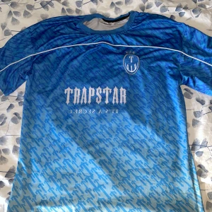 Trapstar Jersey - Blå trapstar Jersey i strl S, väldigt oversized och skulle säkert kunna passa en L