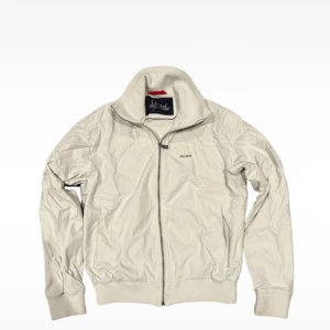 Peak Performance Jacka - Hej! Säljer en Peak Performance vår/sommarjacka i jätte fint skick. Storlek S men passar även M.