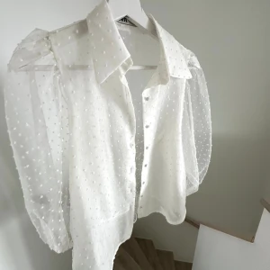 Vit mesh top - Vit mesh top från zara i storlek xs, använd fåtal gånger