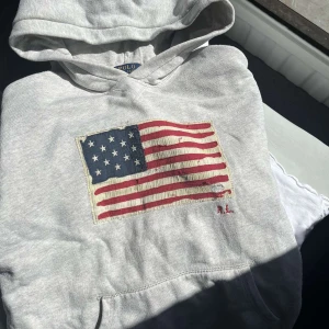 Ralph Laurent hoodie - Eftertraktade ralph lauren hoodie i färgen ljusgrå storlek S! Hör av er vid frågor