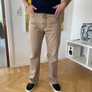 Hope Jeans  - Väldigt bra skick, trots använda väl. Jag är 187cm lång. 