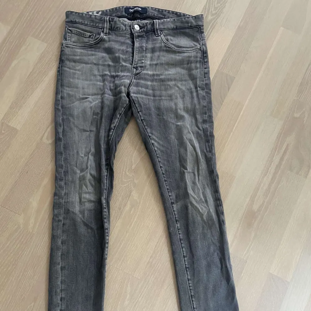 Säljer nu mina snygga gråa dondup jeans i storlek 32. Använda några gånger men sitter och ser ut som nya.  Skicket är en stabil 8/10.  Säljer för 700kr. Hör av er för fler bilder eller möjligtvis ett bra bud vid snabb affär.. Jeans & Byxor.