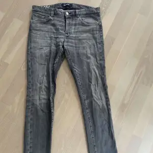 Säljer nu mina snygga gråa dondup jeans i storlek 32. Använda några gånger men sitter och ser ut som nya.  Skicket är en stabil 8/10.  Säljer för 700kr. Hör av er för fler bilder eller möjligtvis ett bra bud vid snabb affär.