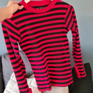 Randig långärmad tröja med slits - Strl S. Tröja från STAY. Slits i ärmarna, mycket fint skick.