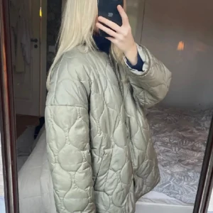 Grön jacka - Säljer denna jacka från BikBok eftersom de blev för stor för mig när jag testa den. Bilderna är lånade