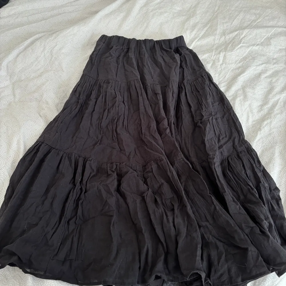 En svart långkjol från Gina Tricot. Aldrig använd utan bara provat. Säljer pga fel storlek. Kjolar.