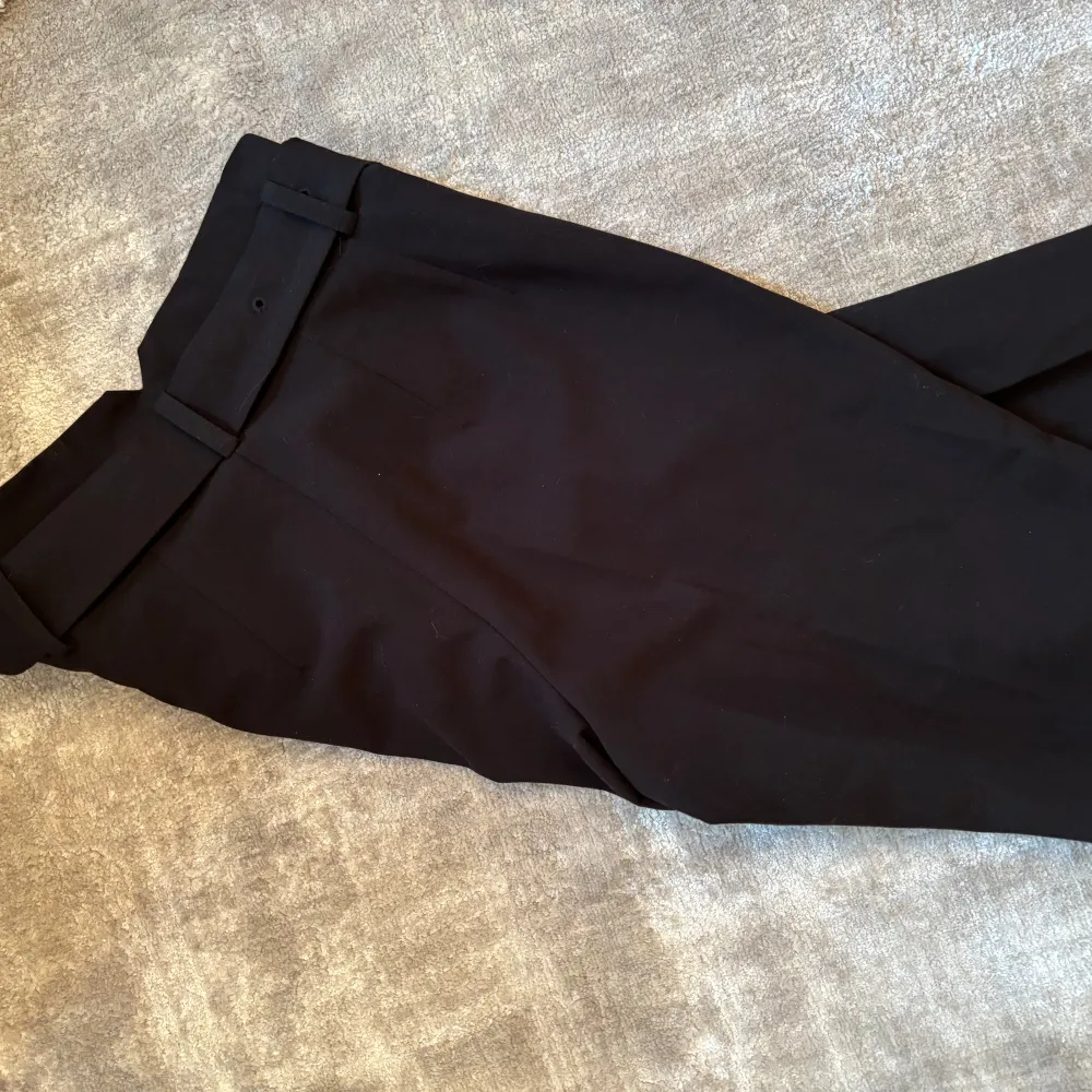 Svarta kostymbyxor storlek 34 från nakd   Kan hämtas upp i Solna eller Fruängen . Jeans & Byxor.