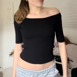 Off shoulder topp - ”Off shoulder” topp som är använd 1 gång, super fin och passar alla💕