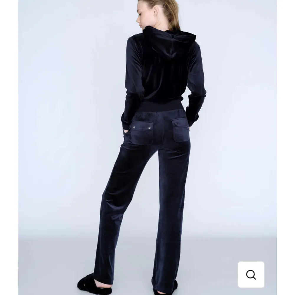Jag säljer mina mörkblå Juicy couture byxor. Dem är använda fåtal gånger☺️ skriv om ni har frågor😇 Nypris: 1200kr Mitt pris: 500kr. Jeans & Byxor.
