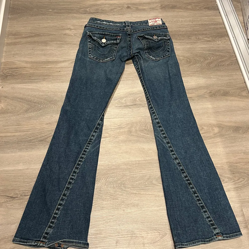 🔻Inga bilder på pga små 🔻Trueys som är i den populära joey modellen😁 Jeansen är i fint skick förutom att den har en liknande oljefläck som gick inte bort i tvätten🔻 Midjebredd 34cm och innerbenlängd 78 cm📐. Jeans & Byxor.