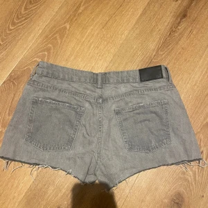 Lågmidjade Jeans shorts - Säljer dessa snygga lågmidjade jeans shorts ifrån lager 157!! Aldrig använda, finns inte att köpa längre. Tveka inte att höra av dig vid frågor💓💓 (annons från tjejen jag köpte dem av, dock passade de inte) 
