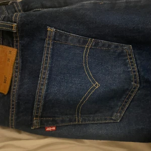 Levis 501 - Extremt bra skick, använt ett par gånger både W och L är 34 på byxorna