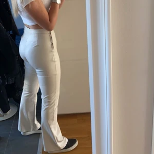 Vita skinn byxor - Säljer mina vita skinnbyxor från Gina som inte längre används!! 