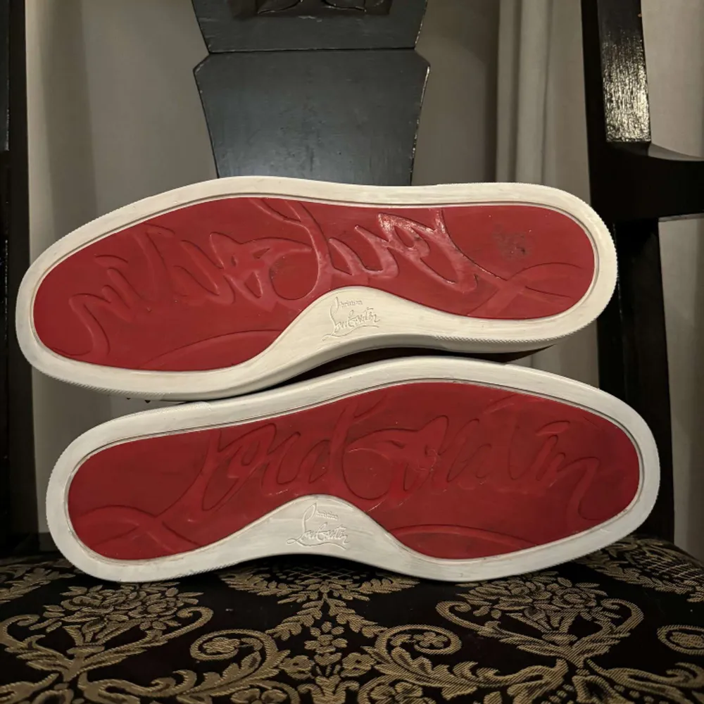 Ta chansen att äga dessa sällsynta Christian Louboutin-skor i storlek 42. Perfekta för större fötter och i utmärkt skick med kvitto för äkthet. Medföljer är extra spikar, extrasnören och en dust bag. Endast 4500 kr – en fantastisk deal. Nypris 12k. Kengät.