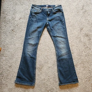 Jeans crocker - Storlek: midja 29, längd 31 Härlig stretch, låg midja, boot cut Fint skick, använt fåtal gånger pga köptes precis före graviditet.
