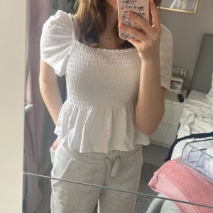 Vit tröja - En fin vit tröja med fina detaljer, Perfekt till sommaren. Kontakta för fler bilder