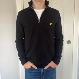 Lyle & scott halfzip - Lyle & scott halfzip/quarter zip. Använd runt 3 gånger inga defekter förutom en tråd som har gått upp vid zipen, men är inget som syns och kanske kan fixas. Köpt för 999. Skriv för fler bilder eller frågor 🙌