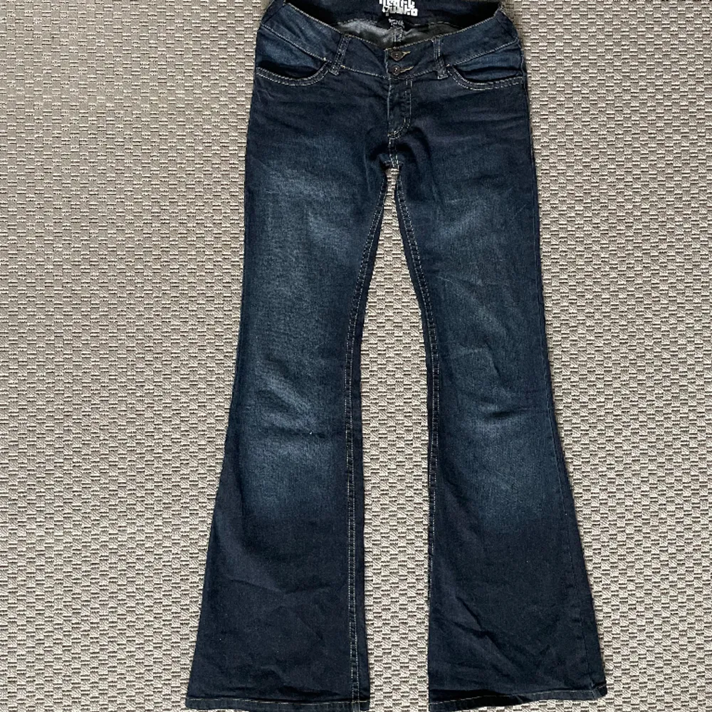 Mörkblåa väldigt lågmigjade bootcut/utsvängda jeans från Heart quake i bra skick, måtten: tvärsöver midjan = 37,5cm Innerbenslängden = 84cm motsvarar S. Jag på bilden är 171cm, skriv till mig om ni går några frågor, använd gärna köp nu🫶🏻 . Jeans & Byxor.