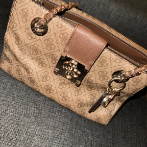 Guess handväska  - Guess handväska med många olika fack, rymmer mycket 