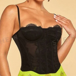 Korsett  - Snygg korsett i svart, aldrig använd 💞