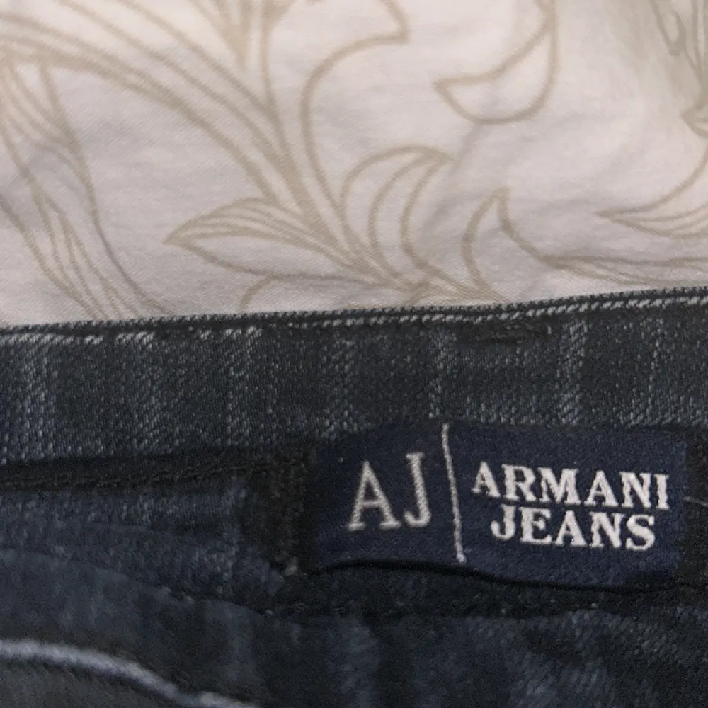 Säljer dessa mörkblå lågmidjade jeans från ”Armani jeans”. Passar bra på någon som är runt 162💗 Fråga gärna för fler bilder❤️ . Jeans & Byxor.