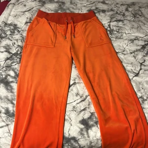 orange juciy byxor  - Använt byxorna 3 gånger. Bra material! finns ett litet streck på låren. Skriv för intresse👍🏽