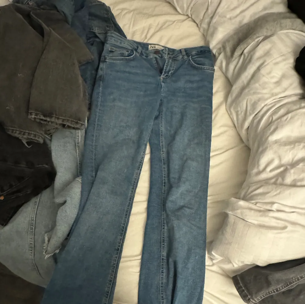 Använda fåtal gånger, populära bootcut low waist jeansen helt slut . Jeans & Byxor.