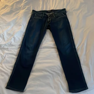 Replay Jeans - Replay Jeans i riktigt bra skick, inga skador osv. Jeansens storlek i midjan är lite mindre, mer mot 32.  Skriv vid intresse eller eventuella frågor!🌟