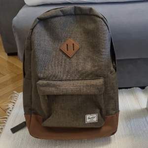 En rymlig ryggsäck från Herschel. Mått: 42×31×14cm  Vid köp: Möts upp på central plats i Stockholm. 