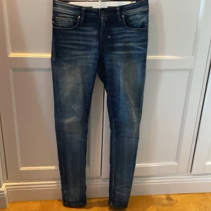 Antony Morato jeans  - Tja! Säljer nu mina tvär feta Antony morato jeans då de är för små, helt perfekt fade och färg på byxorna!! Nypris runt 1500 så mitt pris är sjukt 😊 de är för små på mig men kan ändå lösa bild hur de sitter på, sitter dock för tajt på mig😀