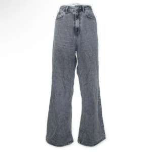 Stradivarius Jeans - Utsvängda jeans från Stradivarius, köpta på Sellpy i somras (första bilden lånad därifrån) men kom tyvärr aldrig till användning hos mig.. välanvända sedan innan men i fint skick, säljer för 70kr! 🩶