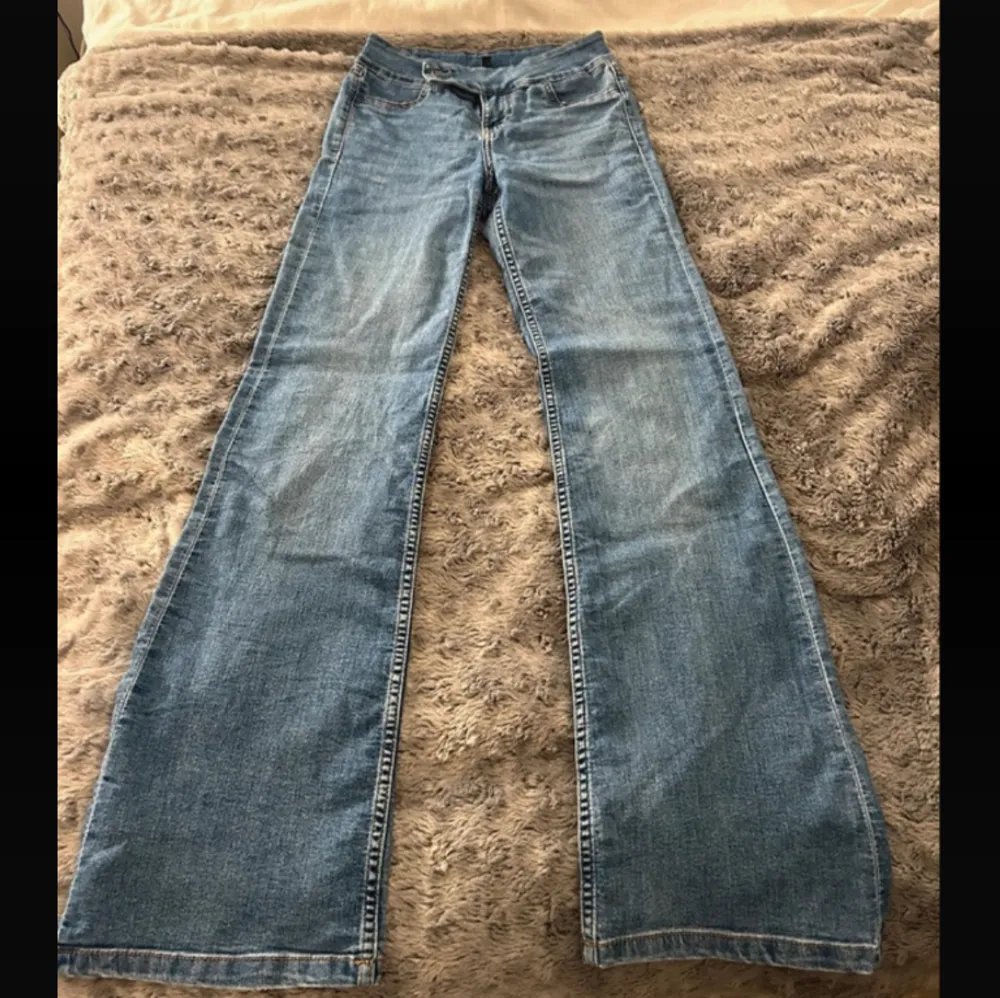 så fina lowwaist jeans med cool sidknäppning på gylfen som inte kommer till användning 🫶hör av er för mer bilder/mått 💕. Jeans & Byxor.