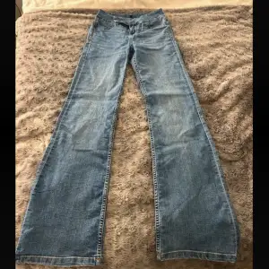 så fina lowwaist jeans med cool sidknäppning på gylfen som inte kommer till användning 🫶hör av er för mer bilder/mått 💕