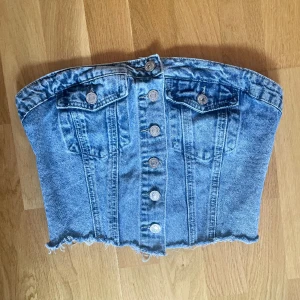 Denim topp jeanstopp jeans bandeau - Storlek M. Aldrig använd då den är för stor för mig. Köparen står för frakt.