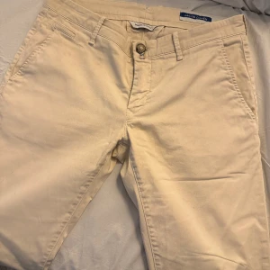 Jacob Cohén chinos  - Inköpt på NK Stockholm. Kvitto finns ej.   Strl 35.   Köparen står för fraktkostnaden.   Kan mötas upp i centrala Stockholm.   Allt på min sida är äkta.