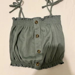 Grön top  - Storlek XS 50kr + frakt