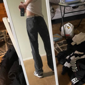  Svarta batistini jeans - Sjukt bra kvalié, litr trasiga i byxmynningen på ena benet. Färgen fadear lite i vitt vilket är sjukt fett! Strl: W36 L32