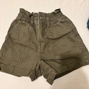 Denim shorts - Storlek 32 100kr + frakt