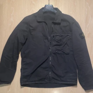 Stone island overshirt (storlek M) - Skitsnygg stone island overshirt. Inga hål eller nånting den är i bra skick. Den passar inte mig längre särkilt bra så den kommer vara till bättre användning för någon annan än mig. Passar perfekt för våren, sommarkvällar och hösten. Kvitto finns!