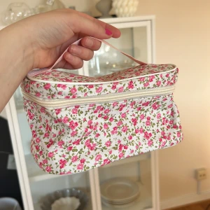 Sminkväska blommig  - Oanvänd 