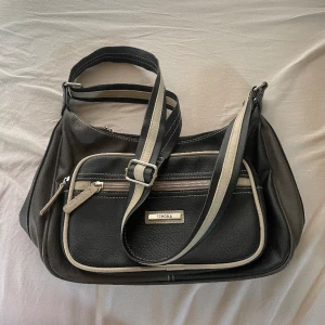 Vintage väska - Väska köpt från sellpy, märket simona. Bra skick💗