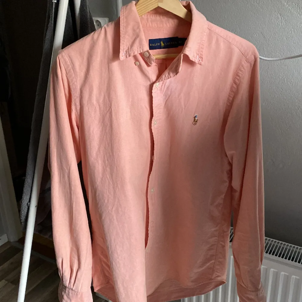 Soft raffe skjorta som knappt har använts | Inga defekter ellr fläckar🤩 | Storlek M |Hör av i DM vid frågor eller funderingar🤝. Skjortor.