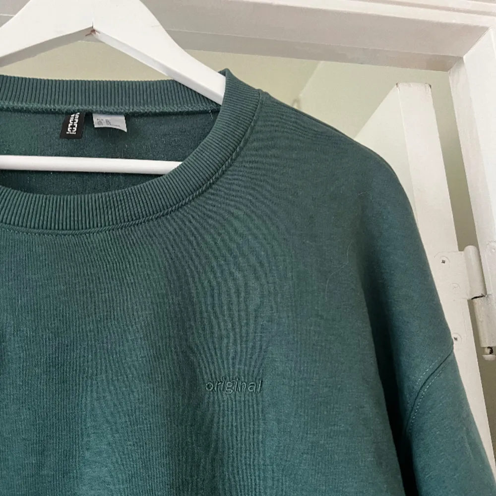 En grön kort tröja ifrån H&M i storlek XL. Skulle säga att den passar både en L och XL . Den är i bra skick❤️ 55% bomull 45% polyester . Tröjor & Koftor.