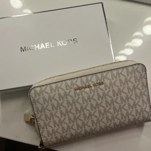 Äkta Michael kors  - Kom med prisförslag. Säljer då den inte kommer till användning. Köpt på zalando 