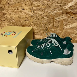 GOLF le FLEUR - Säljer mina golf le fleur gianno som är i jätte fint skick. Har inte alls använt dem mycket. Smuts vid sulorna endast. Köpte dem i Schweiz.